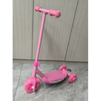 Tricycles magenta avec lumières et pédales, à partir de 1000 unités.