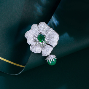 Vintage requintado banhado a prata cobre zircão cúbico pavimentar esmeralda verde grande flor broche pin para mulheres prom clothing broches - Product Image 5