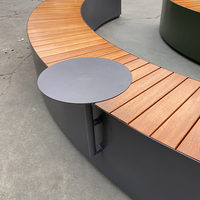 Ensemble de table ronde en bois moderne pour l'extérieur avec bancs incurvés, cadre en métal, décoration d'arbres pour jardin, patio, villa