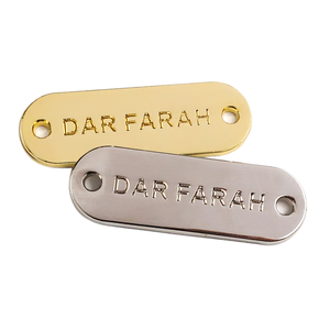 Placas de Identificación Modernas Personalizadas, Etiqueta Metálica Chapada en Oro con Logotipo de Marca, Impresión Tipográfica y Orificio - Product Image 1