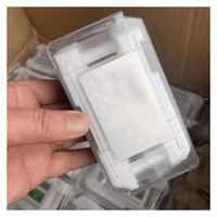 Boîte à montre en plastique transparent de marque célèbre, prête à être expédiée, cercueil à montre, 50 pièces, faible MOQ avec prix de gros