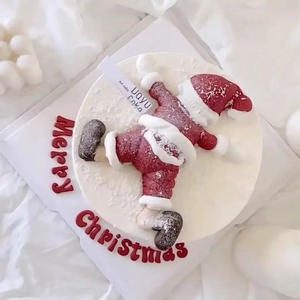 Décoration de gâteau de Noël : Père Noël couché dans la neige avec un simple message Joyeux Noël pour la décoration des desserts de fêtes - Product Image 1