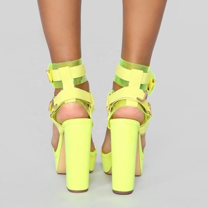 Sandales à plateforme pour femmes en PVC couleur néon transparentes avec bride à la cheville en PU personnalisable, talon carré en caoutchouc solide - Product Image 5