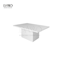 Table carrée élégante en bois blanc pur pour la présentation de desserts de mariage et les événements nuptiaux