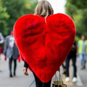 Manteau rouge en forme <span class=keywords><strong>de</strong></span> cœur pour femmes, version coréenne <span class=keywords><strong>haut</strong></span> <span class=keywords><strong>de</strong></span> <span class=keywords><strong>gamme</strong></span>, mince, épaissi, <span class=keywords><strong>fausse</strong></span> <span class=keywords><strong>fourrure</strong></span>, poncho une pièce, motif à carreaux, vêtements d'extérieur d'hiver - Product Image 4