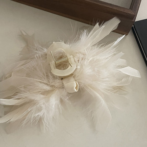 Pince à cheveux élégante en plumes d'autruche, grande pince à cheveux en forme de griffe de requin pour femmes, accessoire de mode avec décoration en plumes - Product Image 6