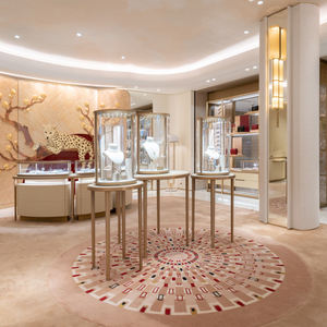 Vetrina Espositiva per Orologi Antichi Personalizzata ed Elegante con Banco Gioielli di Boutique, Armadietto per Orologi, Ristrutturazione Completa del Negozio, Design d'Interni - Product Image 1