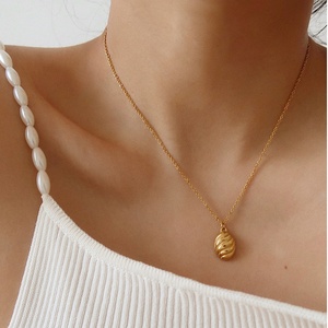 Collar con Colgante de Acero Inoxidable Chapado en Oro, Diseño 2025, Venta al Por Mayor, Cadenas de Joyería Modernas y a la Moda - Product Image 3