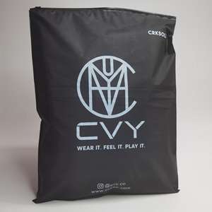 Sacs refermables en polyéthylène noir mat personnalisés avec logo multicolore - Sacs refermables à fermeture éclair pour cosmétiques et vêtements - Product Image 6