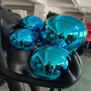 Lampe de sol sculpturale élégante, humanoïde tenant une boule lumineuse en forme de planète bleue, décoration pour hall d'hôtel, statue lumineuse - Product Image 1