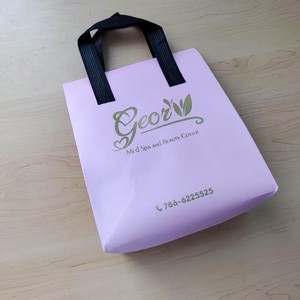 กระเป๋าเก็บความร้อนสีชมพูแบบไม่ทอ พิมพ์โลโก้สีทองตามสั่ง กระเป๋าช้อปปิ้งนำกลับมาใช้ใหม่ได้ สำหรับร้านเสริมสวยและสปา - Product Image 2