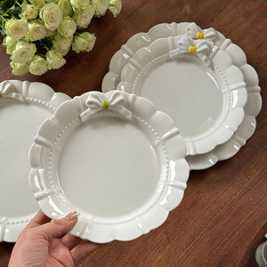 Assiette à gâteau en céramique à nœud en relief français assiette à dîner en céramique coréenne irrégulière créative - Product Image 1