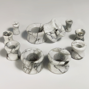 الأنفاق الأبيض howlite حجر المقابس مقاييس-مزدوجة Flare-6mm ، 8 مللي متر ، 10 مللي متر ، 12 مللي متر ، 14 مللي متر ، 16 مللي متر ، 19 مللي متر ، 22 مللي متر ، 25 مللي متر العضوية المقابس - Product Image 1