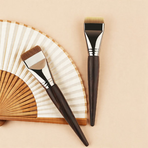 Pinceau à fond de teint à tête plate, manche en bois, poils synthétiques pour l'application du maquillage du visage - Product Image 1