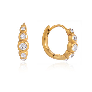 Boucles d'oreilles Huggie en acier inoxydable 18K avec strass ronds sertis clos, design géométrique, pour usage quotidien - Product Image 5