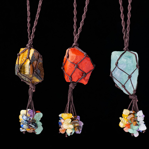 Pendentif de voiture en cristal naturel brut, sac en filet tissé à la main, pierres roulées, décoration de voiture 7 chakras pour la guérison, vente en gros - Product Image 6