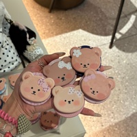 Nouveau support d'ours TW givré avec nœud papillon, compatible avec les coques de téléphone magnétiques en plastique, gadget de bureau pour personne paresseuse, fabriqué en Chine