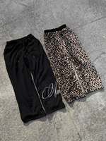 Ensemble streetwear OEM personnalisé avec sweat à capuche zippé imprimé léopard et noir uni, et pantalon large imprimé script, effet usé et déchiré