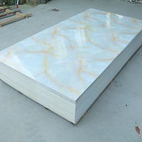 Panneau mural en PVC de modèles de taille personnalisée, plaque de marbre artificiel moderne en cristal de carbone pour le salon et la cuisine