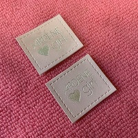 Bon marché Prix Estampage à Chaud Logo Argent PU Faux Cuir Étiquette, Logo Privé Rose Cuir Denim Jeans Étiquette
