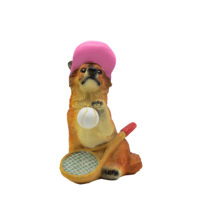 Artisanat en résine d'un petit chien mignon joueur de tennis pirate et sauveteur dans un style créatif