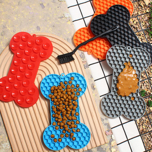 Tapis à lécher en silicone pour animaux de compagnie, forme d'os, antidérapant, qualité alimentaire, facile à nettoyer, pour chiens et chats - Product Image 2
