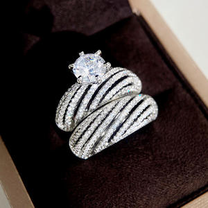 Anello di fidanzamento da donna Dj050 in oro giallo con diamante naturale taglio brillante rotondo colore G e pietre laterali - Product Image 3