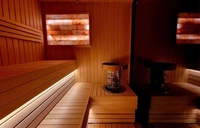 Sauna en bois massif gris foncé écologique avec porte coulissante, sièges à plusieurs niveaux, design moderne pour usage commercial