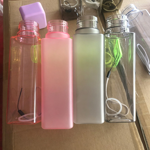 Bouteille d'eau carrée en plastique de 450 ml, matériau PC/PS, bouteille d'eau portable avec cordon, logo personnalisé, couleur transparente mate - Product Image 4