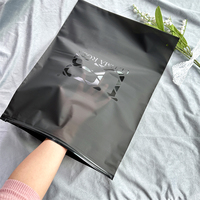 Sacs d'emballage en plastique personnalisés en gros, sacs givrés noirs à fermeture éclair pour vêtements, sacs refermables réutilisables avec logo de marque