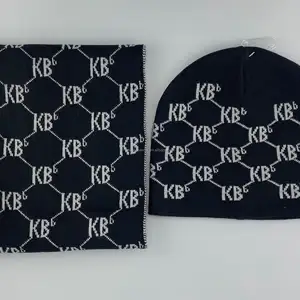 Изготовленный на заказ высококачественный монограммный персонализированный вязаный черный белый комплект из шапки и шарфа для женщин Зимний предмет монограммный узор