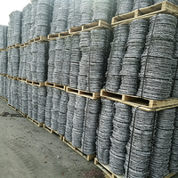 Grillage barbelé en fer revêtu de PVC sur mesure avec conception de barrière de protection pour l'installation de clôtures agricoles, ferroviaires et de jardins