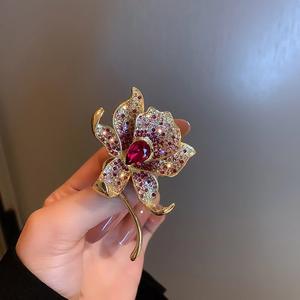 Broche de mariage de luxe Lily avec pierres en zircon colorées, design floral plaqué or, bijoux pour femmes de haute qualité personnalisés - Product Image 2