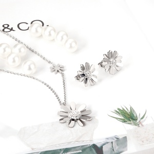 Ensemble de bijoux pour femmes, collier et boucles d'oreilles en acier inoxydable plaqué or, avec pendentif en forme de boutons de marguerite ornés de diamants, brillant, mignon et élégant - Product Image 5