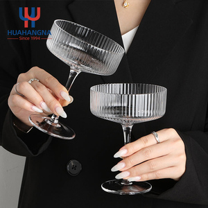Copa De Martini Verre élégant pour les occasions de fête pour les cocktails et les spiritueux - Product Image 3