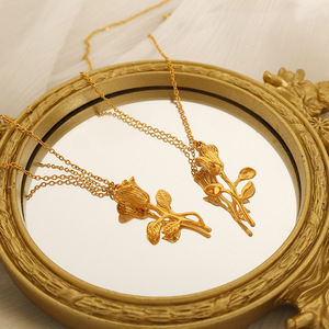 สร้อยคอจี้รูปดอกกุหลาบ สีทอง ไทเทเนียมสตีล เครื่องประดับสำหรับผู้หญิง สวมใส่ได้ทุกวัน - Product Image 3