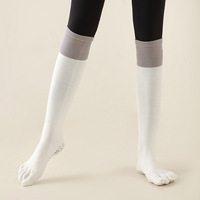 Chaussettes de yoga à cinq doigts, hauteur genou, en tissu éponge, avec semelle épaisse à points en silicone pour la protection des articulations
