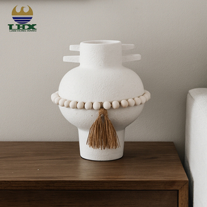 <span class=keywords><strong>Vase</strong></span> en céramique texturé blanc nordique avec pompon en perles de bois, pot de fleurs décoratif bohème en gros pour le salon, table, maison - Product Image 1