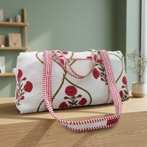 Bolsas de lona acolchadas de algodón reutilizables para mujer, hechas a mano en India, con cierre de cremallera, blancas y rojas, para viaje. - Product Image 1