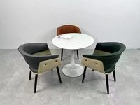 Ensemble table et chaises de négociation de luxe léger italien pour bureau commercial, une table et deux chaises, idéal pour hôtel, café, ou espace lounge.