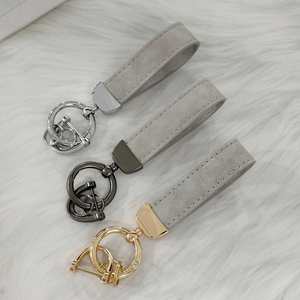 พวงกุญแจรถหนังนิ่มรูปตัวทีสุดสร้างสรรค์โลโก้ที่กำหนดเองได้หัวเข็มขัดรูปเกือกม้าที่ถอดออกได้จี้ของขวัญกระเป๋า - Product Image 1
