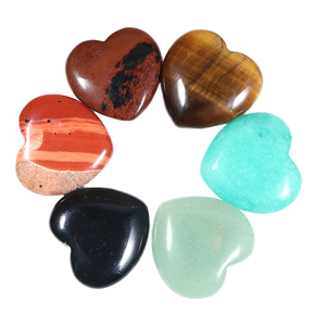 Pierres de guérison en cristal poli en forme de cœur, 7 chakras, pour les travaux manuels d'Halloween et de Noël - Product Image 1