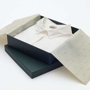 Caja de regalo con tapa y base de cartón reciclado impresa a medida para embalaje de ropa de marca minorista de ropa de boutique. - Product Image 3