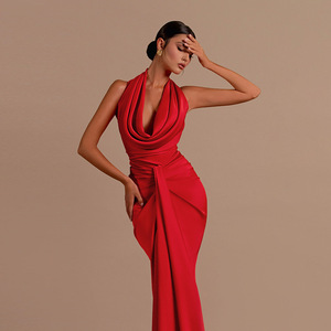Robe de soirée élégante rouge en satin, coupe fourreau, longueur ras du sol, col bénitier, avec détails drapés, ajustée, sans manches, taille naturelle - Product Image 4