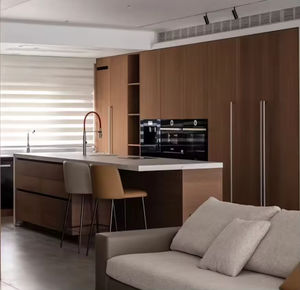 Meuble de cuisine moderne sur mesure avec îlot, accessoires de charnières de luxe en bois massif pour projet de villa - Product Image 1