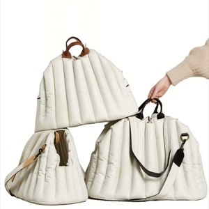 Hot Sale Luxury <strong>Cat</strong> Dog Carrier <strong>Bags</strong> Pet Travel Carrier Pet Carry <strong>Bag</strong> for Small Dog - Product Image 1