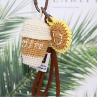 Porte-clés pendentif tasse de café souriante en laine faite main au crochet, cadeau pour filles, breloque de sac, ornement au design original