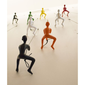 Set di cinque in resina arrampicata uomo appeso sculture dimensionali in nero verde arancio rosso bianco per accenti della parete - Product Image 4