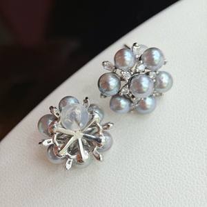 Boucles d'oreilles clous fleur en perle d'eau douce 4-5mm bleues en argent 925, bijoux fins classiques pour femme avec sertissage griffe - Product Image 3