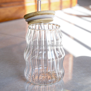 Taza de vidrio de borosilicato de diseño vertical de alta calidad con pajita y tapa de Bambú - Product Image 4